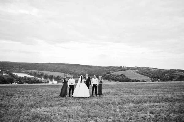 Wedding couple with bridesmaids and best mans walking outdoor. — Stock Photo, Image