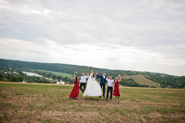 Свадебная пара с подружками невесты и шафером на свежем воздухе . — стоковое фото