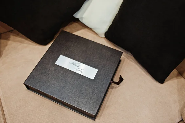 Brown luxury leather wedding book or album. — Stock Photo, Image