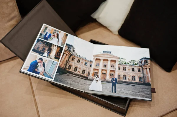 Offene Seiten eines Hochzeitsbuchs oder -albums aus braunem Luxusleder. — Stockfoto