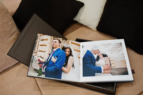 Offene Seiten eines Hochzeitsbuchs oder -albums aus braunem Luxusleder. — Stockfoto