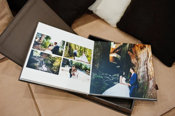 Open pages of brown luxury leather wedding book or album. — Stock Photo, Image