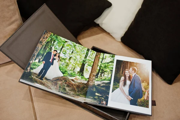 Öppna sidor av bruna lyx läder bröllop eller album. — Stockfoto