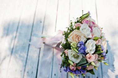 Şık düğün buketi Beyaz ahşap Bank.