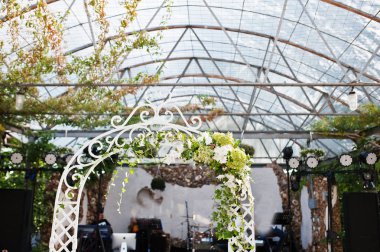 Arch ve dekorasyon çiçek düğün partide ayarla.