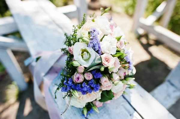 Elegant bröllop bukett på vit träbänk. — Stockfoto