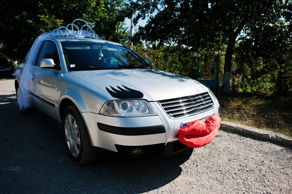 Funny wedding car with lips and eyelashes for bride. — Stock Photo, Image