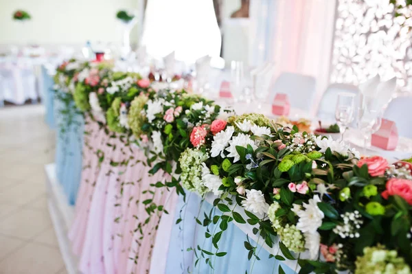 Dekoracje z kwiatów na ślub tabela nowożeńcy. — Zdjęcie stockowe