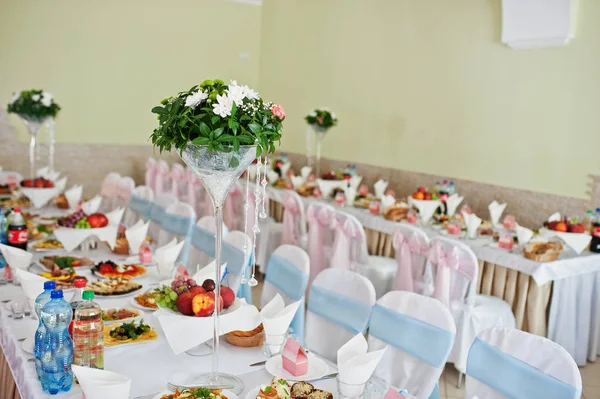 Vas med blommor på bröllop tabeller som. — Stockfoto