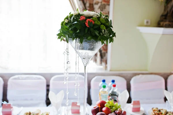 Vase mit Blumen auf Hochzeitstischen gedeckt. — Stockfoto