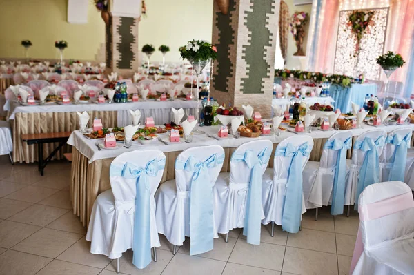 Vas med blommor på bröllop tabeller som. — Stockfoto