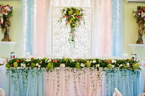 Decor with flowers on wedding table of newlyweds. — Stock Photo, Image