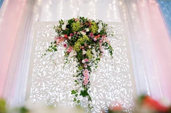 新婚夫婦の結婚式のテーブルの上に花が付いている装飾. — ストック写真