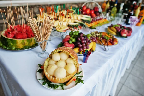 Mesa de catering con diferentes frutas como sandía, pineapp —  Fotos de Stock