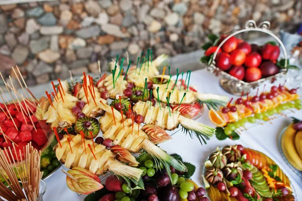 Mesa de catering con diferentes frutas como sandía, pineapp —  Fotos de Stock