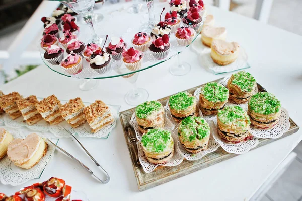 Tabeli catering różne ciasta i babeczki w rece ślub — Zdjęcie stockowe
