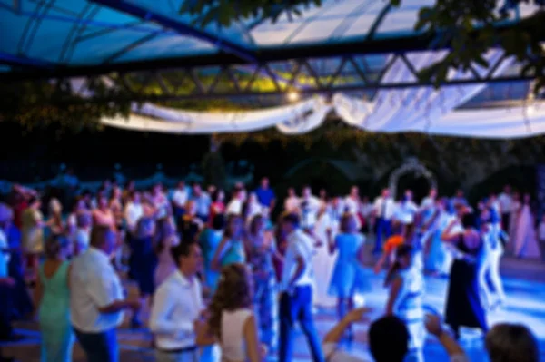 Foto borrosa de la gente multitud fiesta baile en la boda al aire libre en nig —  Fotos de Stock