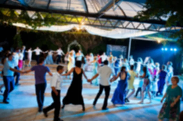 Θόλωμα φωτογραφιών πλήθος ανθρώπων κόμμα χορού γάμο σε υπαίθρια nig — Φωτογραφία Αρχείου