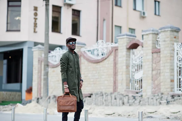 Retrato de la elegante ropa de hombre afroamericano negro en sunglasse — Foto de Stock