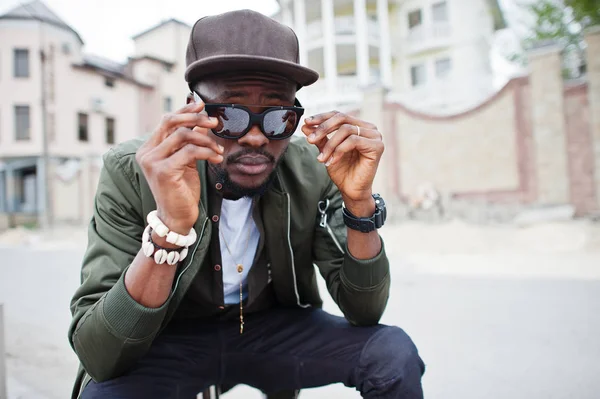 Nahaufnahme Portrait von stilvollen afrikanisch-amerikanischen Mann tragen auf Sonnenbrille — Stockfoto
