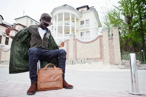 Retrato de hombre afroamericano elegante usar en gafas de sol y — Foto de Stock