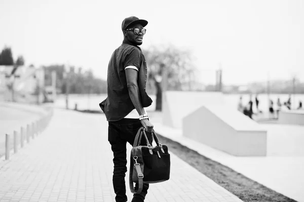 Vue de dos portrait de marche élégant afro-américain homme porter — Photo