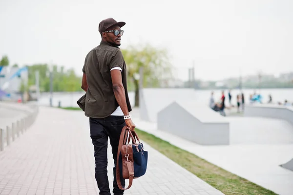 Voltar vista retrato de andar elegante homem afro-americano desgaste — Fotografia de Stock