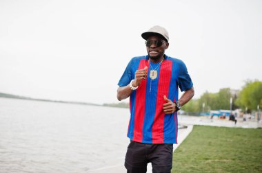 Göl giyim, şapka, karşı çalışan şık Afro-Amerikan çocuk f