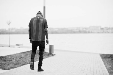 Geri şık Afro-Amerikan çocuk yürümekten futbol cap adlı aşınma