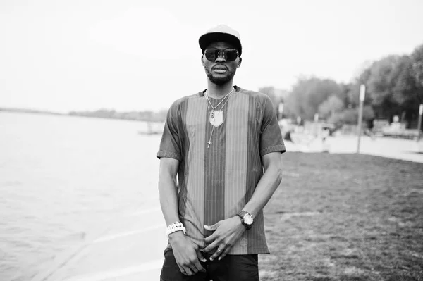 Élégant garçon afro-américain porter au chapeau, t-shirt de football et s — Photo