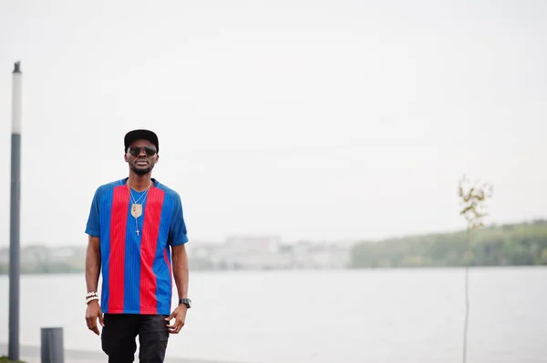 Elegante ropa de niño afroamericano en la gorra, camiseta de fútbol y s — Foto de Stock