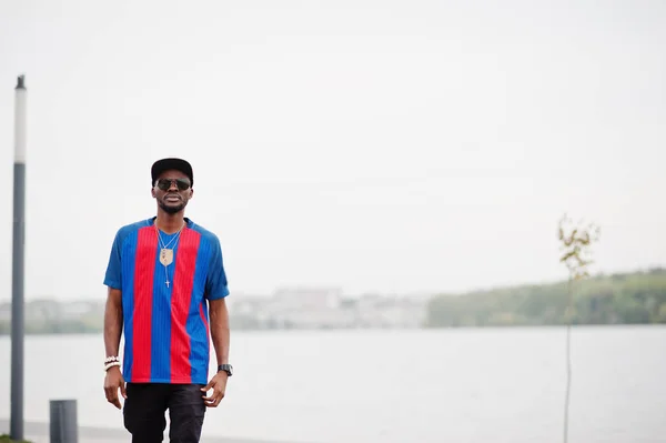 Elegante Africano americano menino desgaste em cap, futebol t-shirt e s — Fotografia de Stock