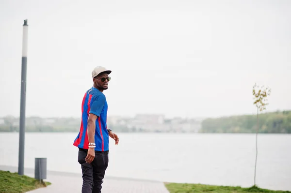 アフリカ アメリカを歩いておしゃれなアフリカ系アメリカ人の男の子 wearstylish — ストック写真