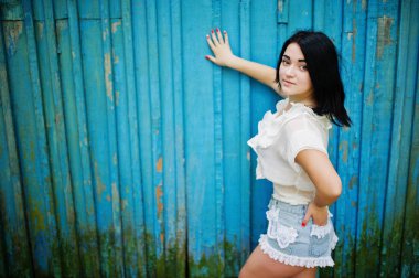 Bayan kot şort ve beyaz seksi esmer kız portresi