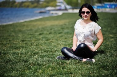 Esmer kız kadın deri pantolon ve beyaz bluz, sunglas