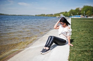 Esmer kız kadın deri pantolon ve beyaz bluz, sunglas