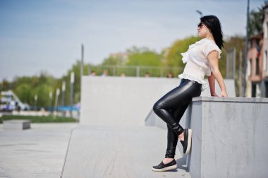 Esmer kız kadın deri pantolon ve beyaz bluz, sunglas