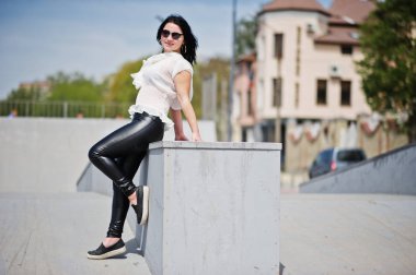 Esmer kız kadın deri pantolon ve beyaz bluz, sunglas