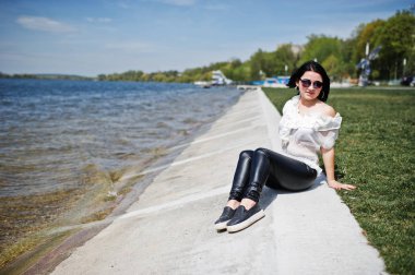 Esmer kız kadın deri pantolon ve beyaz bluz, sunglas