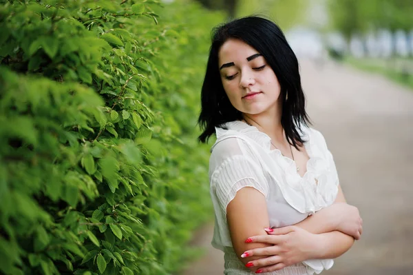 Portrait de fille brune sur chemisier blanc des femmes contre le vert — Photo