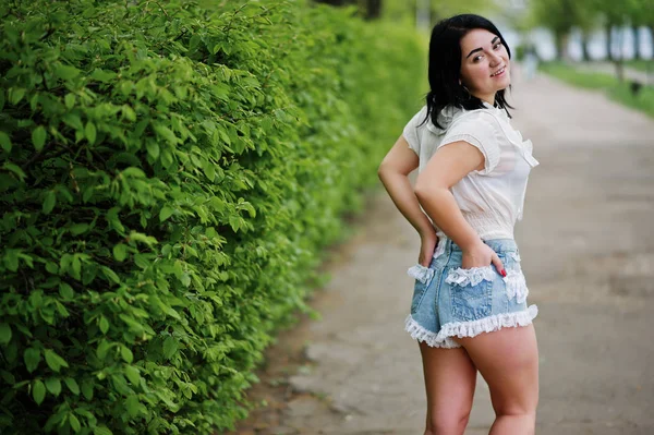 Parte posterior de sexy chica morena en pantalones cortos de mujer y blo blanco — Foto de Stock