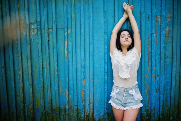 Porträtt av sexig brunett tjej på kvinnors jeansshorts och vit — Stockfoto
