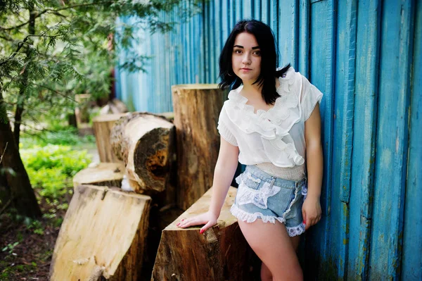 Retrato de menina morena sexy em shorts jeans femininos e branco — Fotografia de Stock