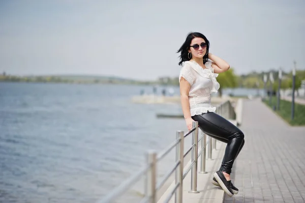 Portrait de fille brune sur pantalon en cuir pour femme et bl blanc — Photo