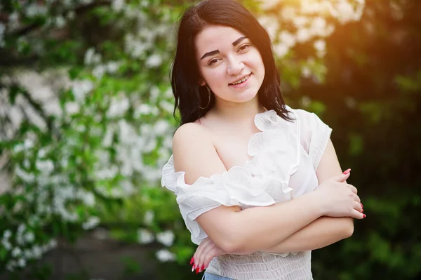 Portrait de fille brune sur chemisier blanc des femmes contre le vert — Photo