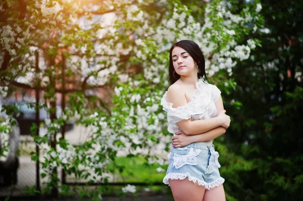 Portrait de fille brune sexy sur jeans pour femmes shorts et blanc — Photo