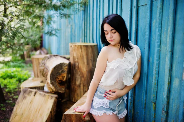 Portrait de fille brune sexy sur jeans pour femmes shorts et blanc — Photo