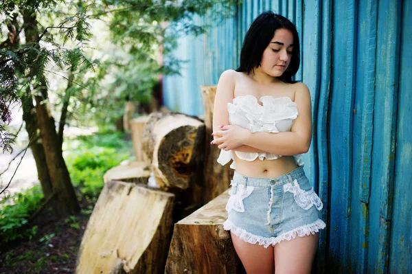 Retrato de chica morena sexy en pantalones cortos de mujer y blanco — Foto de Stock