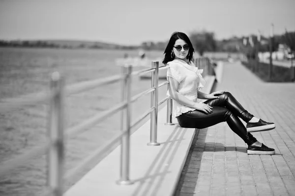 Portrait de fille brune sur pantalon en cuir pour femme et bl blanc — Photo