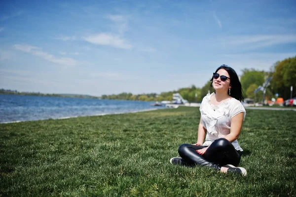 Брюнетка дівчина на жіночі шкіряні штани та Біла кофтинка, sunglas — стокове фото